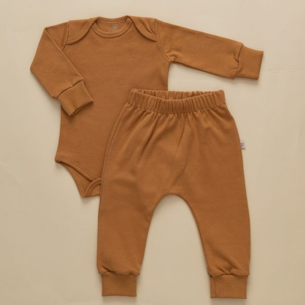 conjunto bebe suedine suede inverno baby praticidade qualidade roupas para bebes site confiavel outono inverno peças infantis moda infantil roupa de criança conjunto body e calça manga longa fashion quentinho unissex le coeur varejo minimalista estiloso basico pratico facil abotoar leve moda bebe baby conjunto suedine infantil, body e calça infantil, conjunto suede bebe, moda bebe, roupa para bebe, roupa de criança, loja online infantil, loja de roupa de bebe online, frete grátis, roupinhas bebe estilosas, outono inverno, conjuntinho bebe, peças infantis, conjunto 100% algodão, roupa bebe confortável, loja de bebe, roupa infantil minimalista, roupa baby, moda baby, algodão premium, roupinha de bebê, vestuário para bebês, roupas para recém-nascidos, roupas de bebê menina/menino, enxoval de bebê, body de bebê, jogos de roupa para bebê, acessórios para bebê, moda bebê, roupinhas fofas para bebê, roupas para chá de bebê, baby, roupas para bebes, site confiável, peças infantis, moda infantil, roupa de criança, moda bebe fashion, le coeur, fácil de abotoar, roupinha unissex para bebe