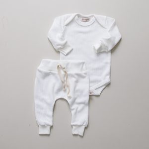 enxoval para bebê, lista de enxoval maternidade, dicas de maternidade, mamãe de primeira viagem, recém-nascido, puerpério, amamentação, dúvidas sobre maternidade, gravidez, parto, cesárea, parto natural, dicas para o sono do bebê, primeiros passos do bebê, macacão infantil, macacão bebê, malha 100% algodão, verão, primavera verão, baby, site confiável, peças infantis, moda infantil, roupa de criança, conjunto body manga curta infantil, unissex, Le Coeur, minimalista, roupas de bebê, roupas infantis, moda bebê, roupas para recém-nascido, loja de bebê online, conjuntos de bebê, roupa de bebê a preço acessível, roupas de bebê em promoção, roupas de bebê para o verão, conjuntos de roupas de bebê, roupas de bebê meia estação, roupa que cresce junto com o bebê, calça para bebê, macacão para bebê, camiseta bebê, roupas de bebê fáceis de trocar, body bebê, calça bebê, macacão com pezinho, saída de maternidade, roupa de bebê para sair da maternidade, roupa para neném, peças para neném maternidade, sapatinho de bebê, mantinha de bebê, roupa de bebê menino, roupa de bebê menina, touca para bebê, gorro para bebê, peças para aquecer o bebê, inverno, roupas de inverno para bebê, kit maternidade, enxoval bebê completo, kit body e calça bebê, kit saída de maternidade, kit roupas de recém-nascido, calça bebê suedine algodão, roupa de bebê confortável, enxoval bebê, roupas infantis, roupas para bebês preço, calça bebê, roupas personalizadas, roupas de maternidade, roupas de bebê confortáveis, calça de bebê unissex, ideias para mesversário, dicas de amamentação, quarto de bebê, decoração para quarto de bebê, malha leve e respirável, feito em algodão, confortável, maciez, moderna e estilosa, peças meia estação, enxoval completo para bebê, o que levar na mala da maternidade, lista enxoval maternidade atualizada, enxoval prático para recém-nascido, itens essenciais do enxoval, enxoval para mamãe e bebê, bolsa maternidade organizada, maternidade real, maternidade leve, maternidade na prática, dicas para mamães de primeira viagem, cuidados com o bebê recém-nascido, o que comprar antes do nascimento, roupinhas para maternidade, enxoval minimalista, enxoval sustentável para bebê, roupas fresquinhas para bebê, moda bebê verão, roupa leve para dias quentes, conjuntinho de verão bebê, roupas de bebê respiráveis, tecidos leves para o calor, roupas de bebê para meia-estação, looks de verão para bebê, conforto térmico para o bebê, roupa de bebê para clima quente, kit verão bebê, looks básicos de verão, roupas de bebê para passear, roupas de bebê para o dia a dia, roupas de bebê 100% algodão, algodão macio para bebê, roupas de bebê hipoalergênicas, tecidos naturais para bebê, roupas sem poliéster, malha respirável para bebê, roupas seguras para a pele do bebê, conforto e maciez para o bebê, roupas que não irritam a pele, roupas duráveis e confortáveis, roupas que acompanham o crescimento, qualidade premium infantil, roupas com toque suave, body de algodão para bebê, body manga curta bebê verão, calça bebê algodão, macacão leve para recém-nascido, conjunto bebê minimalista, roupas básicas para bebê, roupas neutras unissex, roupinhas para bebê menino e menina, kit body e calça bebê, kit roupas para recém-nascido, saída maternidade algodão, roupas práticas para trocar, roupas para o enxoval do bebê, roupas para dormir o bebê, pijaminha bebê, roupa para o bebê dormir confortável, amor em cada detalhe, feito com carinho para o bebê, cada fase com conforto, roupas para momentos especiais, estilo minimalista infantil, conforto que abraça, roupas que acompanham o crescimento, moda infantil afetiva, roupas pensadas para o dia a dia da mamãe.