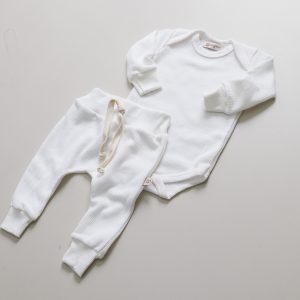 enxoval para bebê, lista de enxoval maternidade, dicas de maternidade, mamãe de primeira viagem, recém-nascido, puerpério, amamentação, dúvidas sobre maternidade, gravidez, parto, cesárea, parto natural, dicas para o sono do bebê, primeiros passos do bebê, macacão infantil, macacão bebê, malha 100% algodão, verão, primavera verão, baby, site confiável, peças infantis, moda infantil, roupa de criança, conjunto body manga curta infantil, unissex, Le Coeur, minimalista, roupas de bebê, roupas infantis, moda bebê, roupas para recém-nascido, loja de bebê online, conjuntos de bebê, roupa de bebê a preço acessível, roupas de bebê em promoção, roupas de bebê para o verão, conjuntos de roupas de bebê, roupas de bebê meia estação, roupa que cresce junto com o bebê, calça para bebê, macacão para bebê, camiseta bebê, roupas de bebê fáceis de trocar, body bebê, calça bebê, macacão com pezinho, saída de maternidade, roupa de bebê para sair da maternidade, roupa para neném, peças para neném maternidade, sapatinho de bebê, mantinha de bebê, roupa de bebê menino, roupa de bebê menina, touca para bebê, gorro para bebê, peças para aquecer o bebê, inverno, roupas de inverno para bebê, kit maternidade, enxoval bebê completo, kit body e calça bebê, kit saída de maternidade, kit roupas de recém-nascido, calça bebê suedine algodão, roupa de bebê confortável, enxoval bebê, roupas infantis, roupas para bebês preço, calça bebê, roupas personalizadas, roupas de maternidade, roupas de bebê confortáveis, calça de bebê unissex, ideias para mesversário, dicas de amamentação, quarto de bebê, decoração para quarto de bebê, malha leve e respirável, feito em algodão, confortável, maciez, moderna e estilosa, peças meia estação, enxoval completo para bebê, o que levar na mala da maternidade, lista enxoval maternidade atualizada, enxoval prático para recém-nascido, itens essenciais do enxoval, enxoval para mamãe e bebê, bolsa maternidade organizada, maternidade real, maternidade leve, maternidade na prática, dicas para mamães de primeira viagem, cuidados com o bebê recém-nascido, o que comprar antes do nascimento, roupinhas para maternidade, enxoval minimalista, enxoval sustentável para bebê, roupas fresquinhas para bebê, moda bebê verão, roupa leve para dias quentes, conjuntinho de verão bebê, roupas de bebê respiráveis, tecidos leves para o calor, roupas de bebê para meia-estação, looks de verão para bebê, conforto térmico para o bebê, roupa de bebê para clima quente, kit verão bebê, looks básicos de verão, roupas de bebê para passear, roupas de bebê para o dia a dia, roupas de bebê 100% algodão, algodão macio para bebê, roupas de bebê hipoalergênicas, tecidos naturais para bebê, roupas sem poliéster, malha respirável para bebê, roupas seguras para a pele do bebê, conforto e maciez para o bebê, roupas que não irritam a pele, roupas duráveis e confortáveis, roupas que acompanham o crescimento, qualidade premium infantil, roupas com toque suave, body de algodão para bebê, body manga curta bebê verão, calça bebê algodão, macacão leve para recém-nascido, conjunto bebê minimalista, roupas básicas para bebê, roupas neutras unissex, roupinhas para bebê menino e menina, kit body e calça bebê, kit roupas para recém-nascido, saída maternidade algodão, roupas práticas para trocar, roupas para o enxoval do bebê, roupas para dormir o bebê, pijaminha bebê, roupa para o bebê dormir confortável, amor em cada detalhe, feito com carinho para o bebê, cada fase com conforto, roupas para momentos especiais, estilo minimalista infantil, conforto que abraça, roupas que acompanham o crescimento, moda infantil afetiva, roupas pensadas para o dia a dia da mamãe.