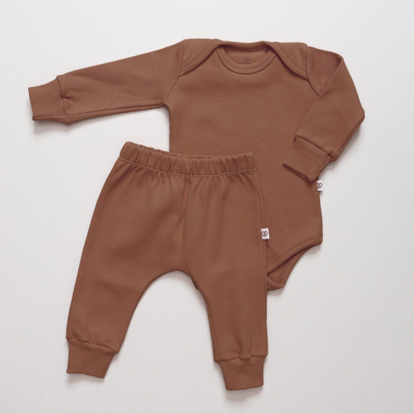 Conjunto Bebê Body Manga Longa e Calça Canelada Marrom cacau enxoval para bebe lista de enxoval maternidade dicas de maternidade mamae de primeira viagem recem nasciso puerperio amamentacao duvidas sobre maternidade gravidez parto cesaria parto natural dicas para o sono do bebe dicas de amamentacao primeiros passos do bebe macacão infantil, macacão bebe, malha 100% algodão, verão, baby, site confiável, primavera verão, peças infantis, moda infantil, roupa de criança, conjunto body manga curta infantil, unissex, le coeur, minimalista, Roupas de bebê, Roupas infantis, Moda bebê, Roupas para recém-nascido, loja de bebê online, Conjuntos de bebê, Roupa de bebê a preço acessível, Roupas de bebê em promoção, Roupas de bebê para o verão, Conjuntos de roupas de bebê, Roupas de bebê meia estação, Roupa que cresce junto com o bebê, calça para bebê, Macacão para bebê Camiseta bebê, Roupas de bebê Fáceis de trocar, Body bebê, Calça bebê, macacão com pezinho, Saída de maternidade, Roupa de bebê para sair da maternidade, Roupa para neném, Peças para neném maternidade sapatinho de bebe mantinha de bebe roupa de bebe menino roupa de bebe menina touca para bebe gorro para bebe pecas para aquecer o bebe inverno roupas de inverno para bebe o que levar na bolsa da maternidade o que o bebe mais usa nos primeiros dias leite materno amamentação doula dicas de amamentacao como amamentar dor pra amamentar meias para bebe mantas para bebe saida de maternidade sapatinhos de bebe enxoval bebe bolsa de bebe cha revelacao ideia de cha revelacao meia bebe touca bebe manta bebe sapatinho bebe