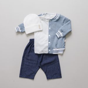 look Infantil Completo com Jaqueta Azul, Camiseta, Calça Jeans e Touca