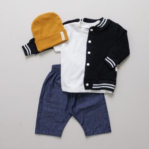 look Infantil Completo com Jaqueta Preta, Camiseta, Calça Jeans e Touca